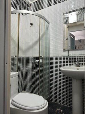 Chambre Double ou avec lits jumeaux, fumeurs, vue partielle sur la mer | Salle de bain | Douche, douche à « effet pluie », articles de toilette gratuits