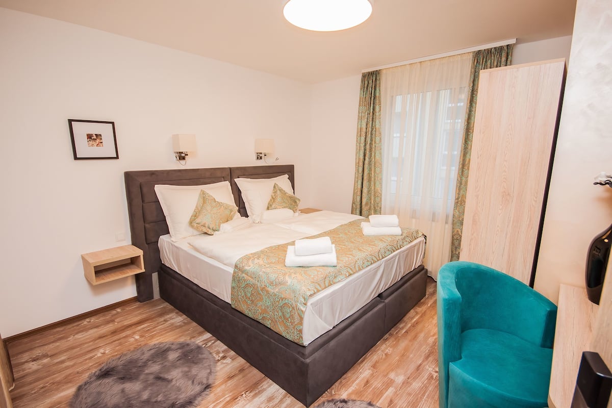 Tweepersoonskamer | Een bureau, gratis wifi, beddengoed