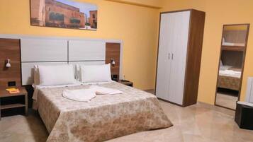 Habitació quàdruple clàssica, diversos llits, no fumadors | Minibar, caixa forta a l'habitació, wifi gratuïta i roba de llit