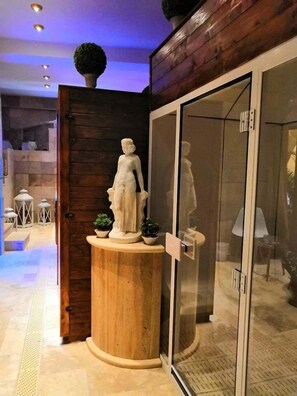 Behandlingsrom for par, badstue, boblebad, dampbad og tyrkisk bad/hamam