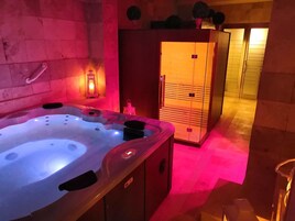 Couples treatment rooms, sauna, hot tub, steam room, Turkish bath