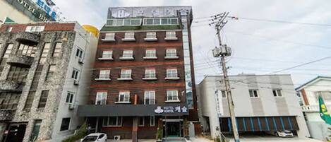 Vista frontal de la propiedad