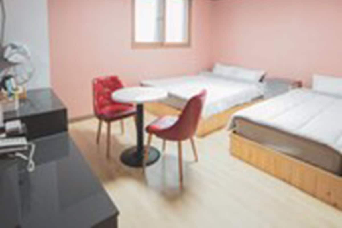 Twin Room, Bathtub