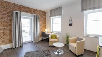 Estudio, balcón | 1 dormitorio, caja fuerte, escritorio y sistema de insonorización