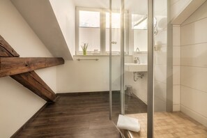 Estudio, balcón | Baño | Ducha, artículos de higiene personal gratuitos y secador de pelo