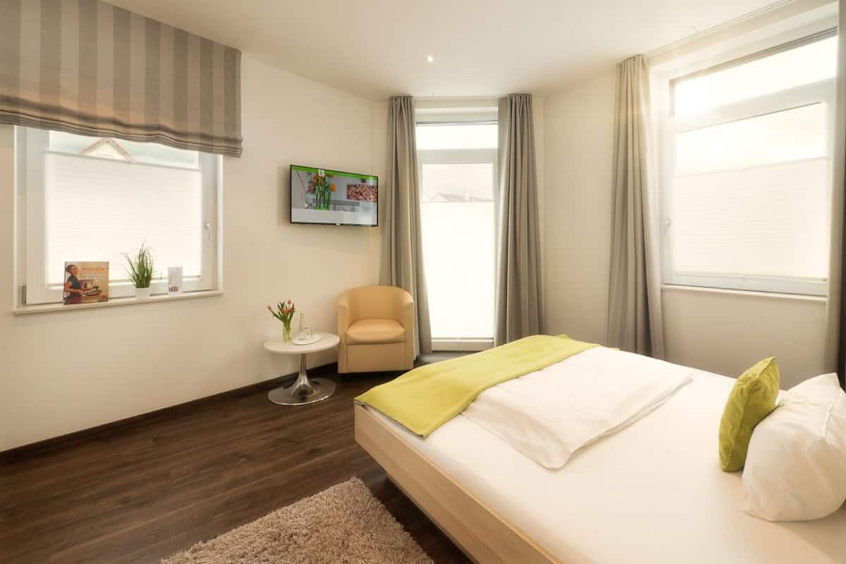 1 bedroom, in-room safe, desk, soundproofing