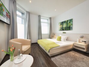 Double Room, Kitchen (E02) | In-room safe, desk, soundproofing, cribs/infant beds - Best Business Bühl - Boardinghouse (Bühl)