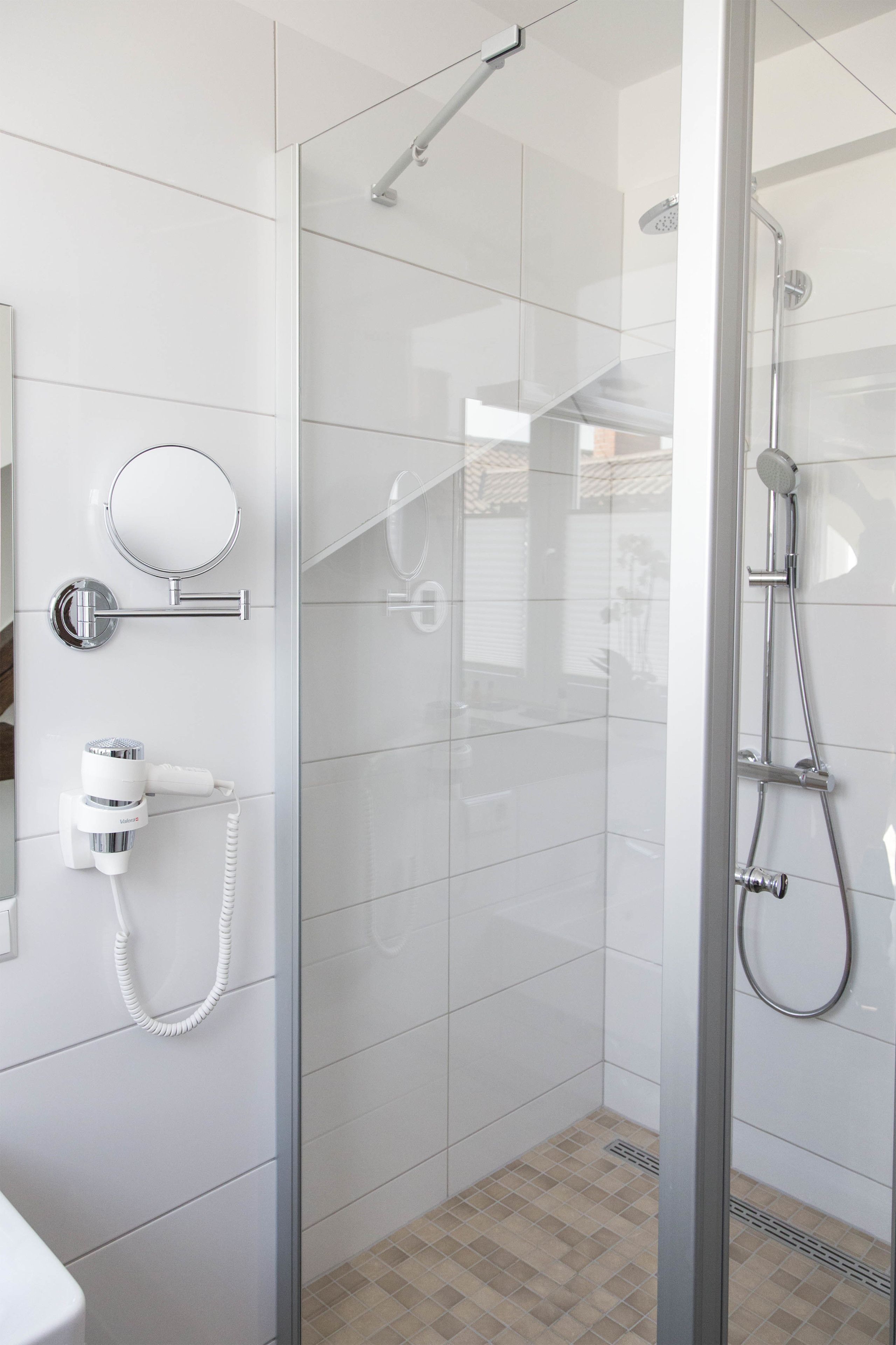 shower, free toiletries, hair dryer, towels