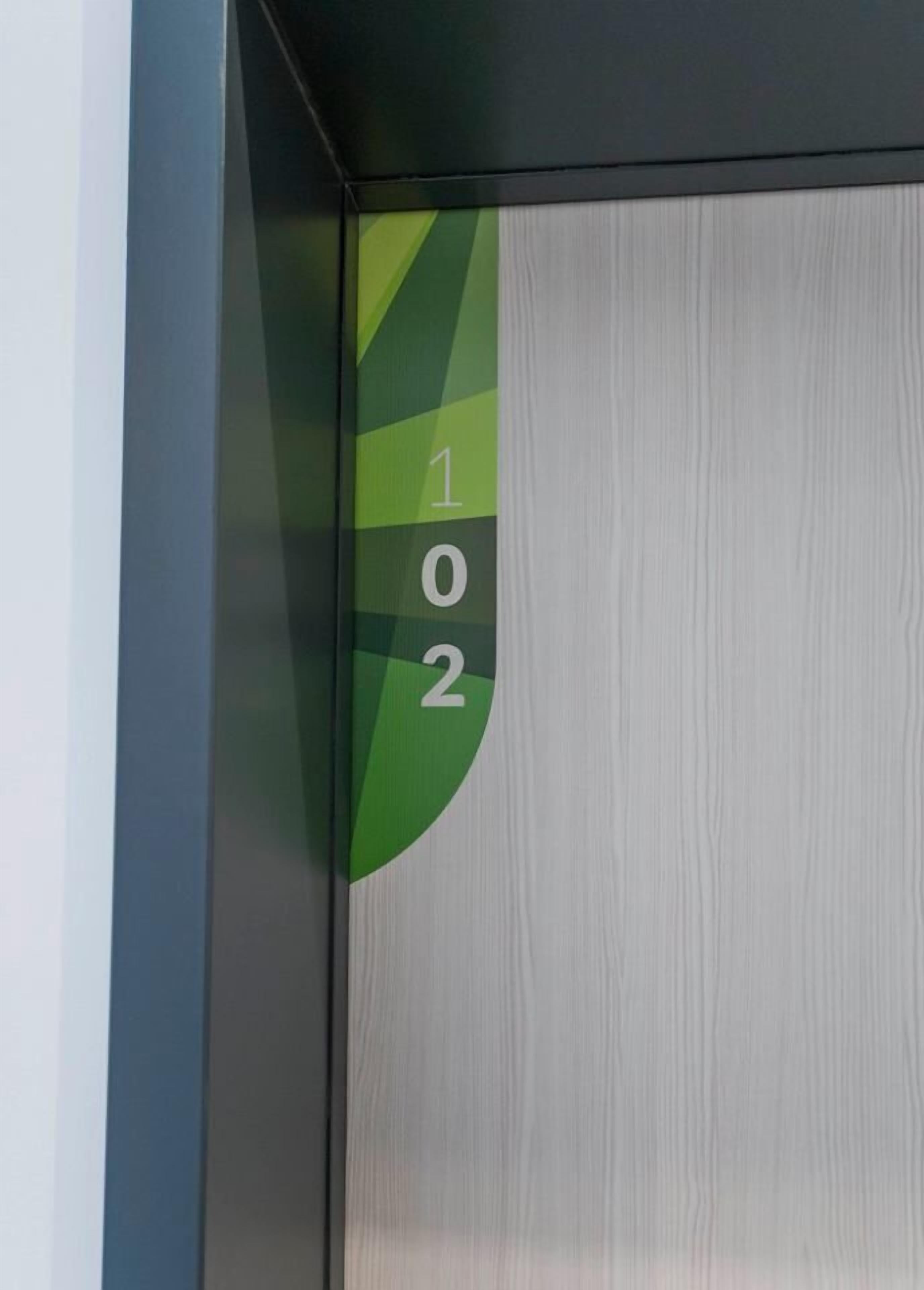 Pared con un diseño verde y blanco, que incluye los números 1 y 2.