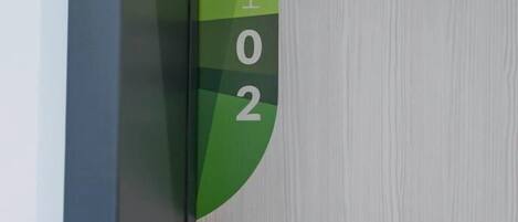 Pared con un diseño verde y blanco, que incluye los números 1 y 2.