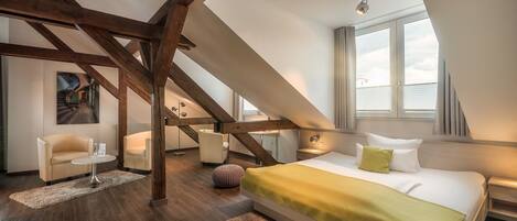 Junior Suite | 1 bedroom, in-room safe, desk, soundproofing