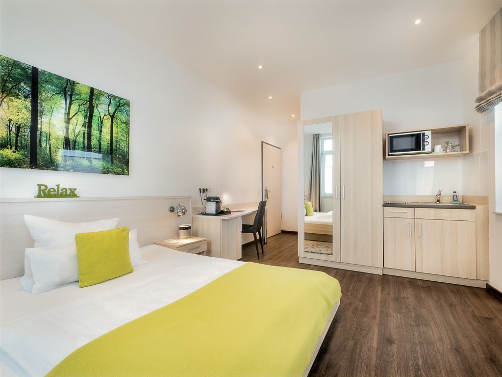 double room, kitchen (e02) | 1 bedroom, in-room safe, desk, soundproofing