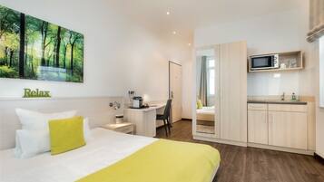 Double Room, Kitchen (E02) | In-room safe, desk, soundproofing, cribs/infant beds