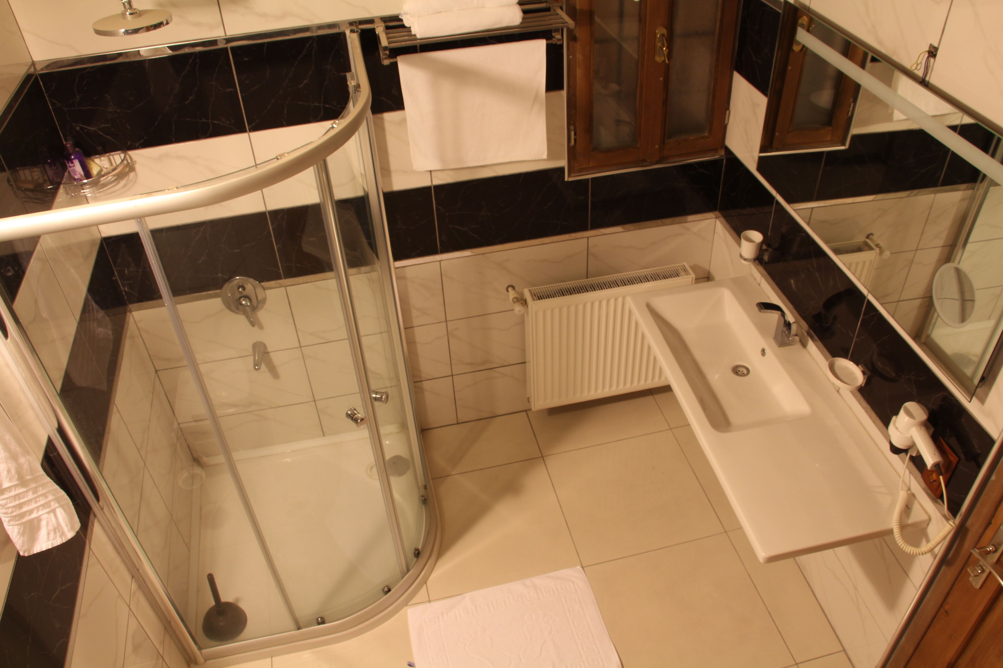 classic suite, 1 bedroom | bathroom | shower, free toiletries, hair dryer, slippers