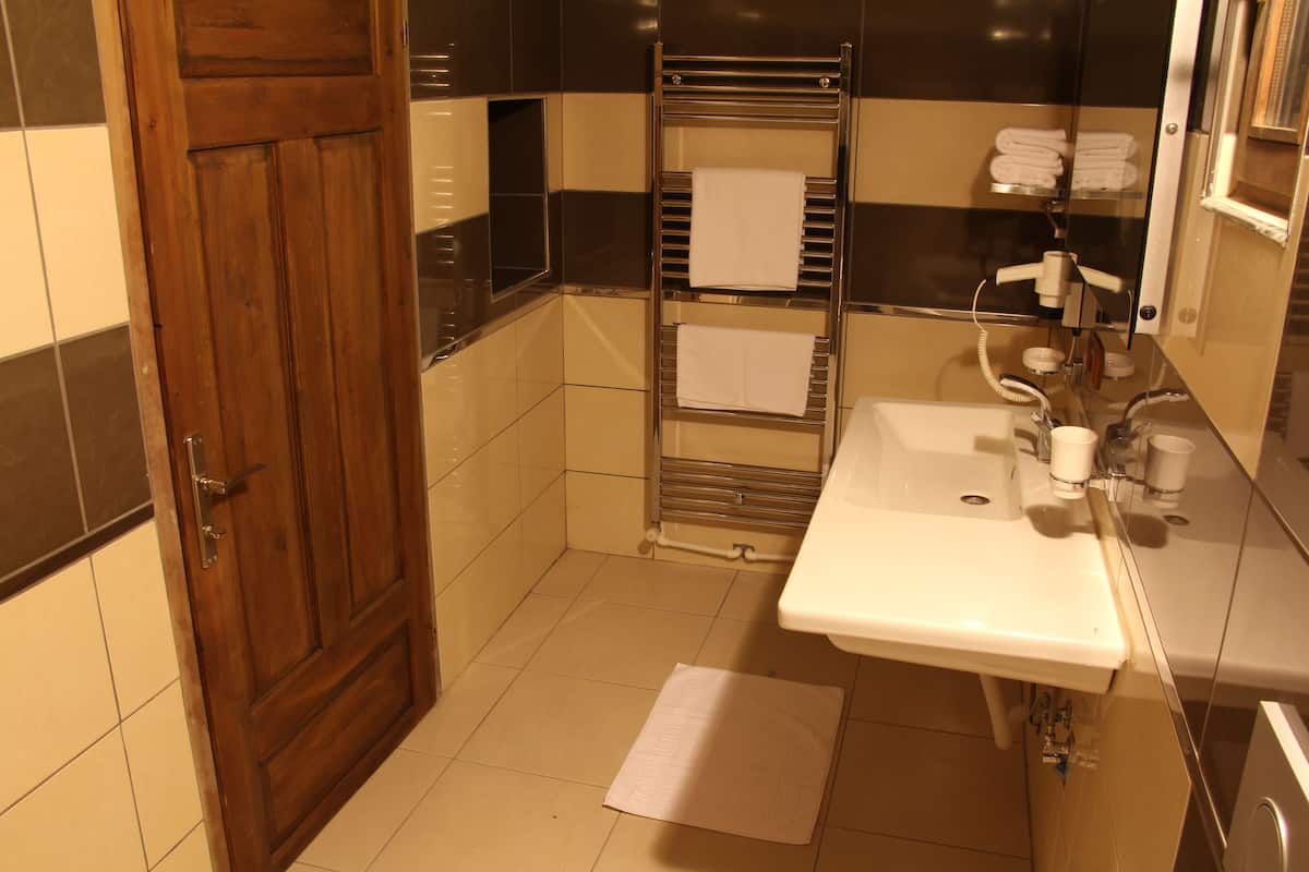 standard double room (zibide ama) | bathroom | shower, free toiletries, hair dryer, slippers