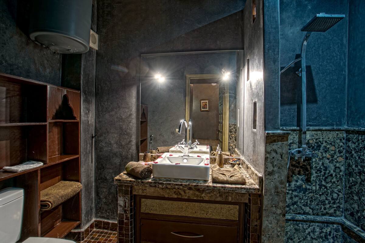 Deep-soaking bathtub, rainfall showerhead, free toiletries, hair dryer