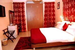 Egyptian cotton sheets, premium bedding, memory-foam beds, in-room safe - Erith Apartments and Suites (Lagos)