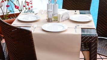 2 ravintolaa, joissa tarjoillaan illallinen