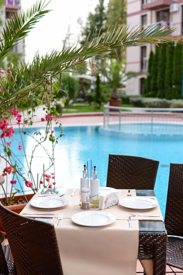 2 restaurantes; se sirven cenas