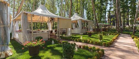 2 bars/lounges, poolside bar