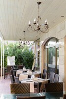 2 restaurants, dinner served