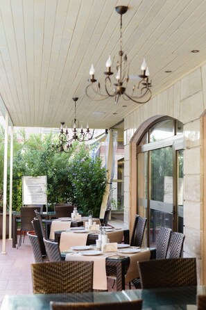 2 restaurantes; se sirven cenas