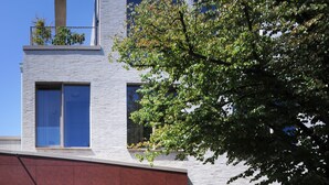 Un edificio moderno con fachada roja y el nombre 'FEUERFEST' exhibido sobre la entrada.