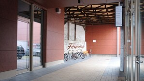 Una entrada con cartel que indica habitaciones, estudio, baños, cocina y terraza.