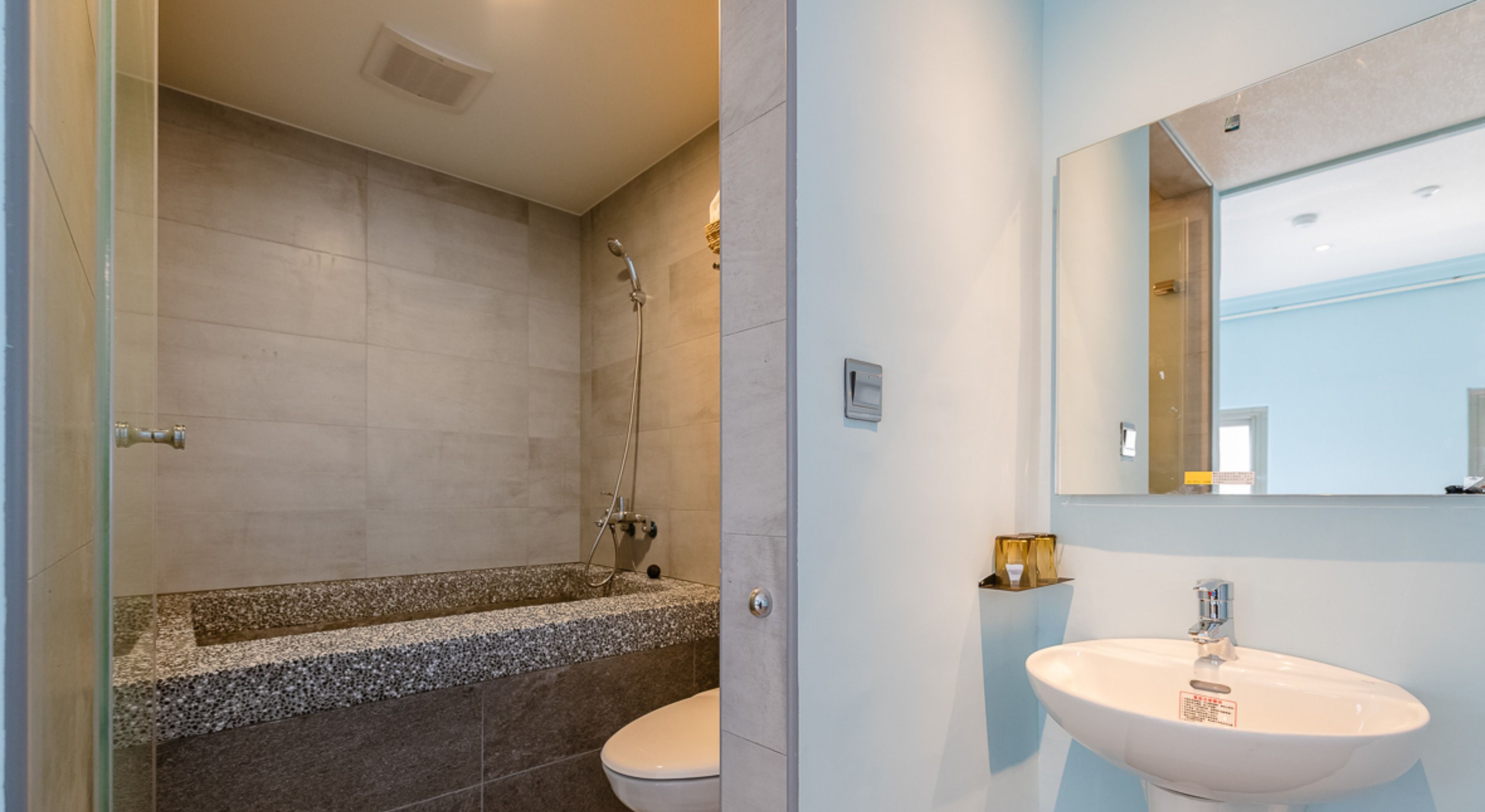 deep-soaking bathtub