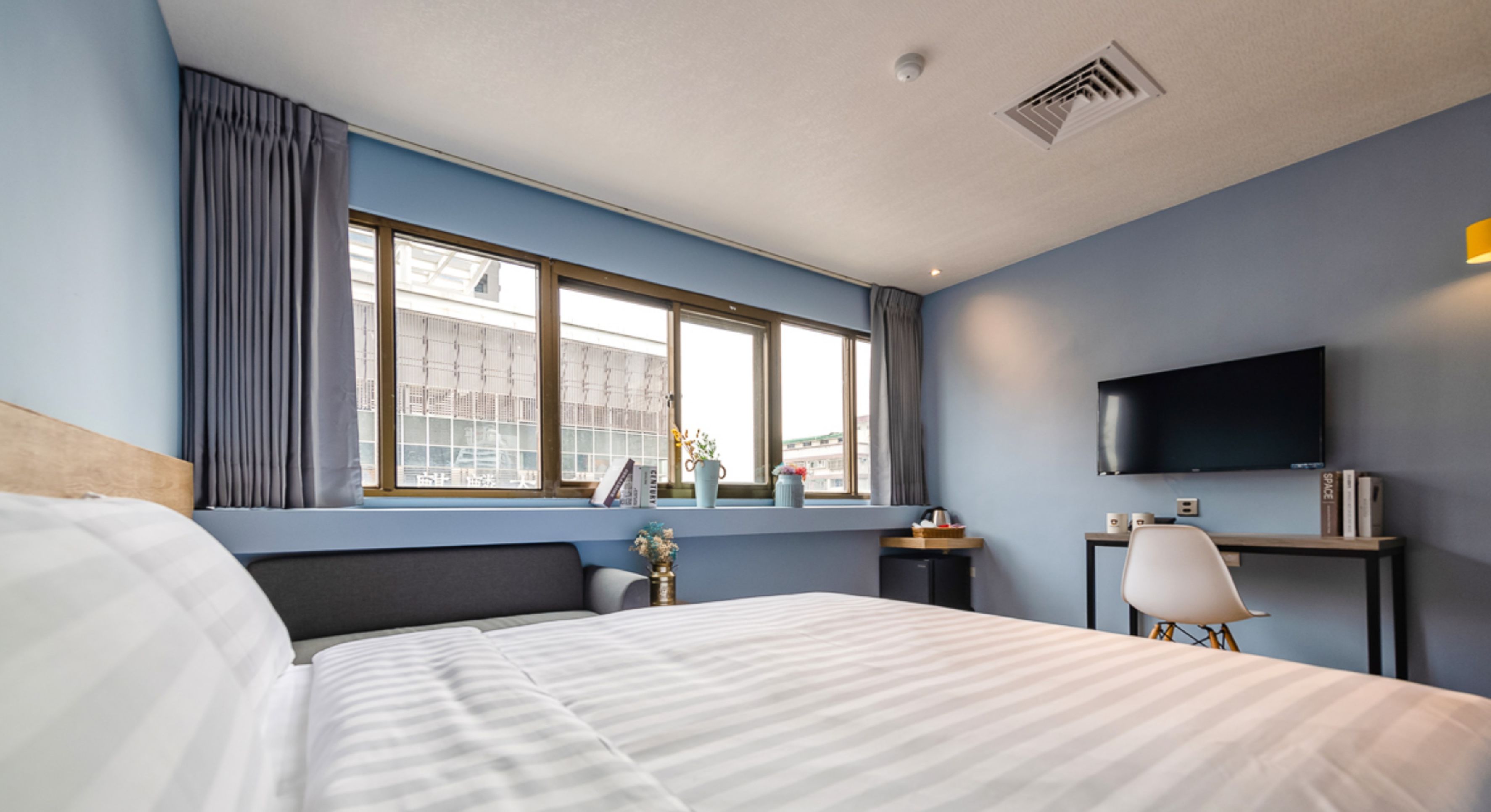 1 bedroom, premium bedding, desk, blackout curtains