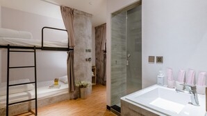 Habitación cuádruple básica | 1 dormitorio, ropa de cama de alta calidad, escritorio y cortinas opacas