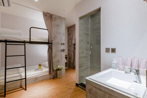 Basic Quadruple Room | 1 bedroom, premium bedding, desk, blackout drapes - Prince Hotel (Jiaoxi)