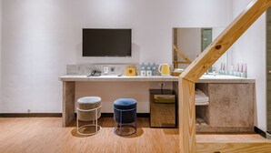 1 dormitorio, ropa de cama de alta calidad, escritorio y cortinas opacas