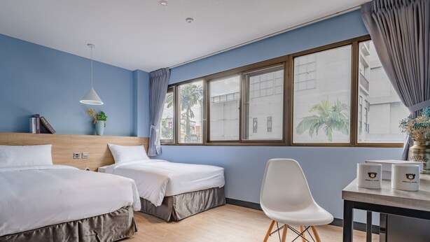 1 dormitorio, ropa de cama de alta calidad, escritorio y cortinas opacas