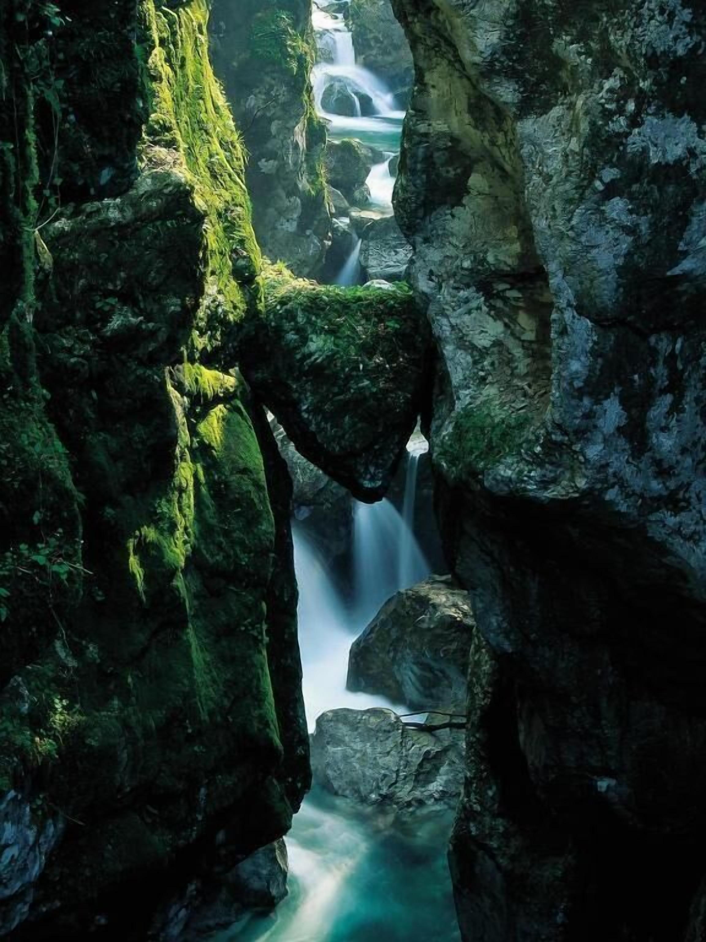 Eine natürliche Felsformation mit einem Wasserfall.