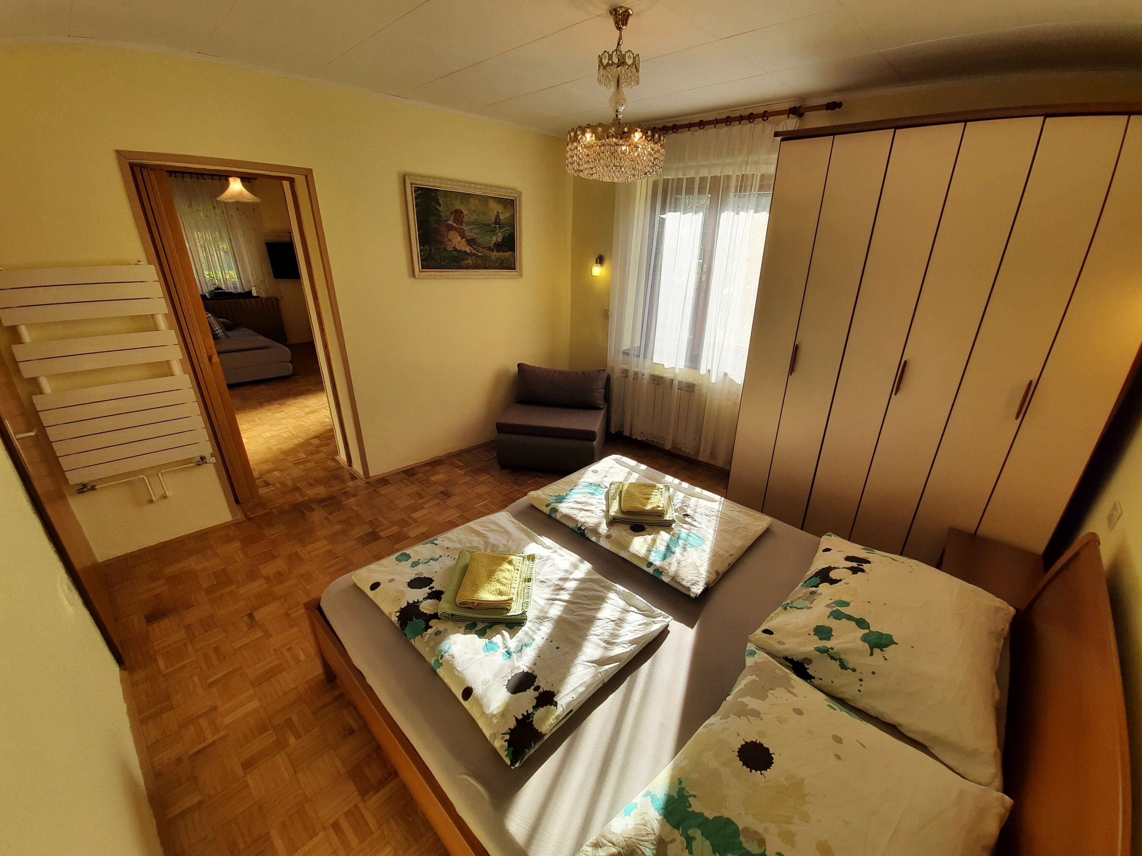 1 habitación, decoración personalizada y muebles diferentes 