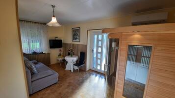 Comfort-Apartment, 1Â King-Bett und Schlafsofa, Sauna, HĂŒgelblick | Wohnbereich