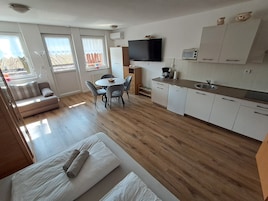 Refrigerador con freezer, horno, placa de cocina, lavavajillas