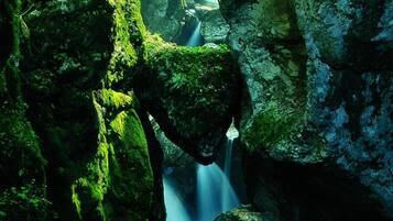 Formação rochosa natural com uma cascata.