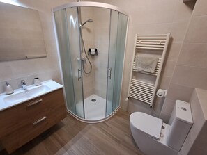 Comfort Apartment, Sauna, City View | Bathroom | Shower, free toiletries, hair dryer, slippers - Apartment Honey Bee with Sauna (Kobarid)