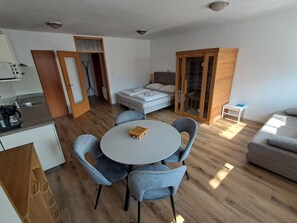 Apartamento conforto, sauna seca, vista para a cidade | Individualmente decorados, individualmente mobiliados, escrivaninha