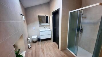 Luxury-Studiosuite | Badezimmer | Badewanne und Dusche (separat), kostenlose Toilettenartikel