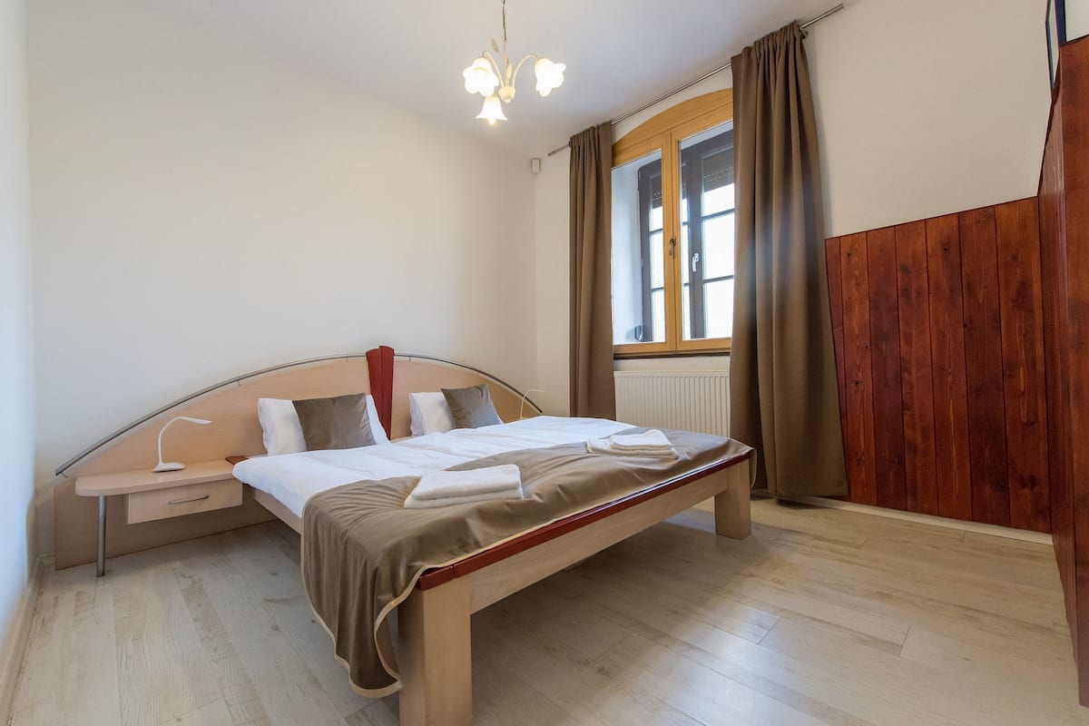 Phòng Suite tiện nghi đơn giản (3) | Trang trí khác biệt, trang bị nội thất với thiết kế riêng biệt, bàn