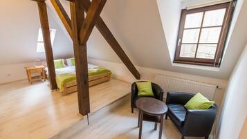 Doppel- oder Zweibettzimmer | Wohnbereich | 32-cm-Flachbildfernseher mit Satellitenempfang, Fernseher