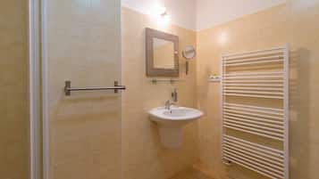 Deluxe Suite | Bathroom | Free toiletries, towels