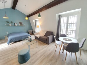 Decoración personalizada, muebles diferentes y escritorio 