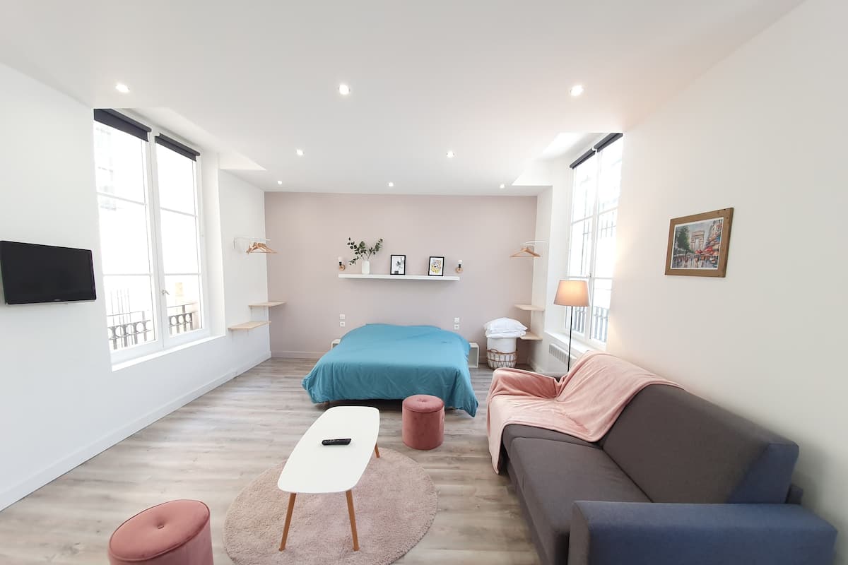 Superior appartement | Woonruimte | Een 36-inch ledtelevisie met kabelzenders en een televisie