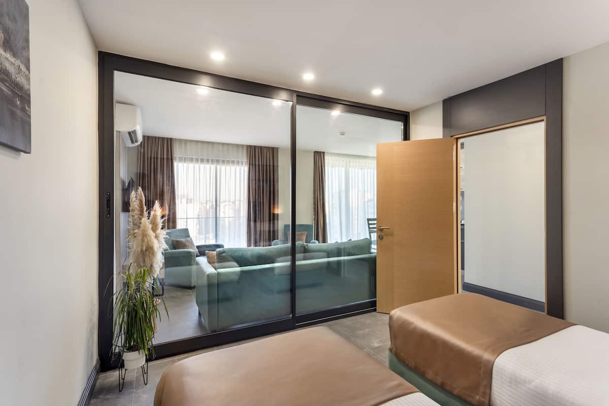 Phòng Suite dành cho gia đình | Bộ đồ giường cao cấp, minibar, két bảo mật tại phòng, bàn 