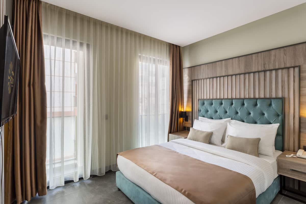 Phòng Deluxe | Bộ đồ giường cao cấp, minibar, két bảo mật tại phòng, bàn 