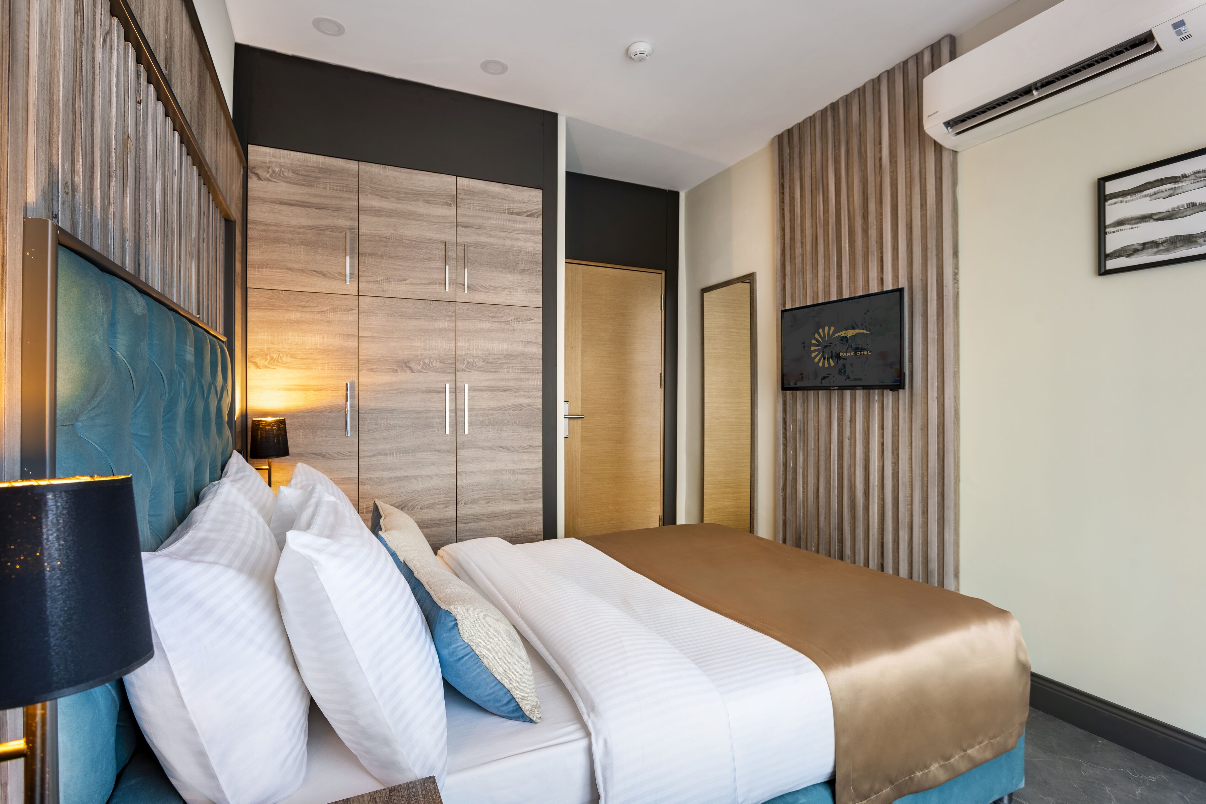 standard double or twin room | premium bedding, minibar, in-room safe, desk